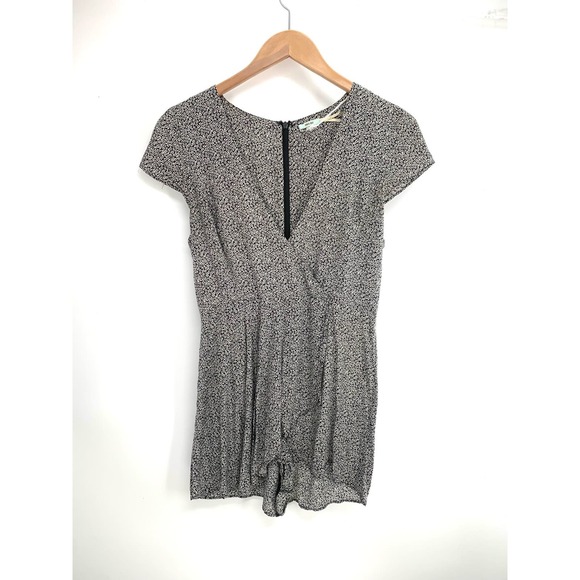 Urban Outfitters Kimchi Blue Daisy Print Black White Romper Fit & Flare Size 4 - Picture 2 of 6